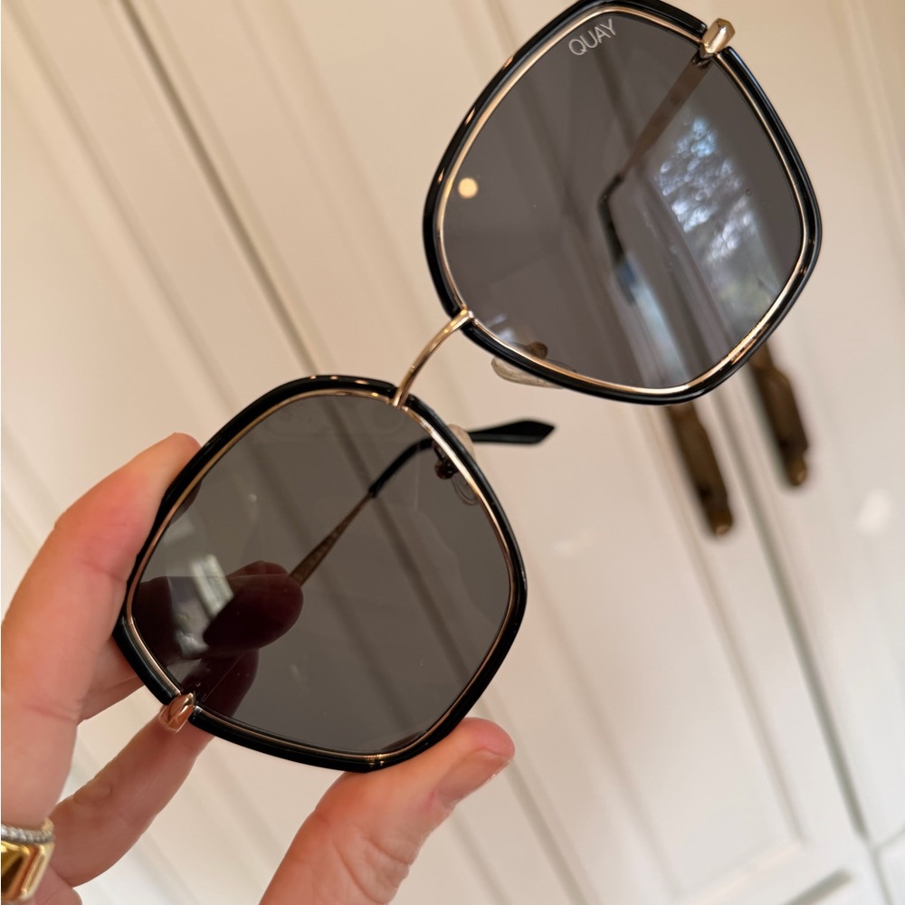 Quay verve 125 Australia Black and Gold Hexagonal Sunglasses - Picture 4 of 6